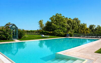 Preseglie Lake Garda: Piscina, Azul, Agua, Recurso, Material Compuesto, Fuente De Agua, Sombra, Ocio, Eco Hotel, Jardín