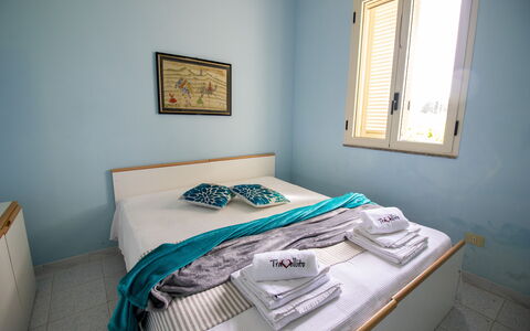 Celeste'S House in Torre Dell'Orso: Mueble, Habitación, Diseño De Interiores, Cama, Sábana, Suelo, Lecho, Linos, Habitación, Marco De La Cama