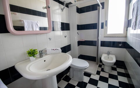 Celeste'S House in Torre Dell'Orso: Piso, Arreglo De Tubería, Suelo, Diseño De Interiores, Asiento Del Baño, Baño, Baño, Plomería, Loseta, Lavabo