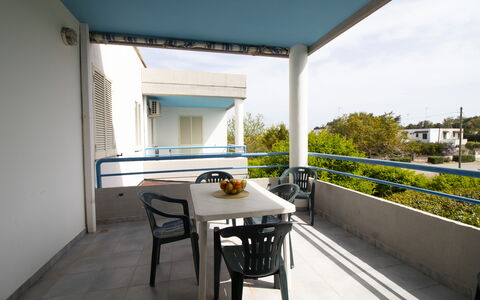 Celeste'S House in Torre Dell'Orso: Sombra, Balcón, Silla, Mueble Para Exteriores