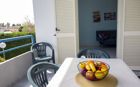 Celeste'S House in Torre Dell'Orso: Mueble, Silla, Mueble Para Exteriores, Mesa Al Aire Libre, Sombra, Cocina Y Comedor Mesa, Mesa De Café, Brazo, Balcón, Planta De Casa