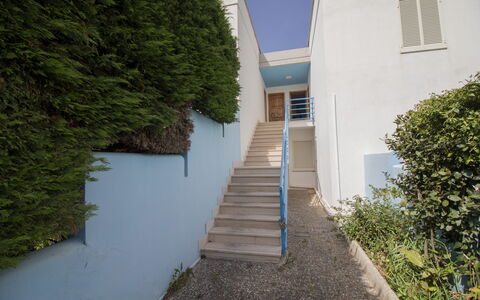 Celeste'S House in Torre Dell'Orso: Material Compuesto, Escalera, Pretil, Sombra, La Luz Del Día, Balcón, Pintar, Yeso
