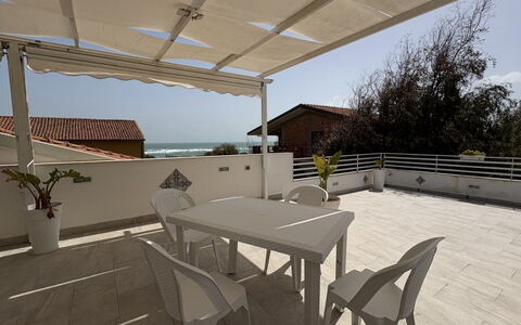 Casa Amare: Mueble, Suelo, Silla, Mueble Para Exteriores, Sombra, Mesa Al Aire Libre, Balcón, Estructura Al Aire Libre, Cocina Y Comedor Mesa, Mesa De Café