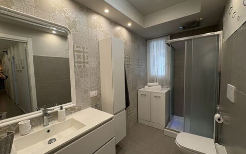 Casa Amare: Lavabo Del Baño, Arreglo De Tubería, Piso, Diseño De Interiores, Lavabo, Suelo, Mueble De Baño, Baño, Espejo, Grifo