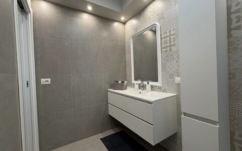 Casa Amare: Piso, Pared, Diseño De Interiores, Suelo, Arreglo De Tubería, Lavabo Del Baño, Mueble De Baño, Baño, Lavabo, Techo