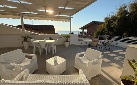Casa Amare: Mueble, Silla, Mueble Para Exteriores, Balcón, Mesa Al Aire Libre, Departamento, Sombra, Patio, Planta De Casa, Paraguas