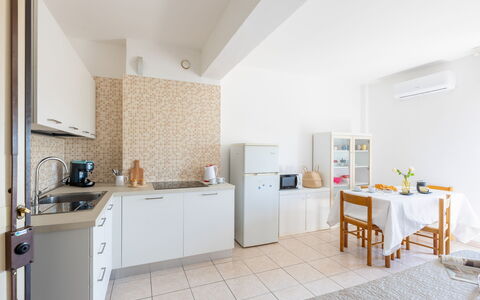 Suite Riviera: Mueble, Diseño De Interiores, Piso, Cocina, Suelo, Aparato De Cocina, Techo, Mostrador, Electrodoméstico, Habitación