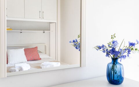 Suite Riviera: Mueble, Diseño De Interiores, Encendiendo, Habitación, Suelo, Estantería, Estante, Marco, Arrojar La Almohada, Almohada