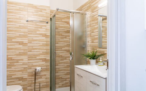 Suite Riviera: Baño, Piso, Arreglo De Tubería, Pared, Suelo, Diseño De Interiores, Asiento Del Baño, Baño, Mueble De Baño, Lavabo