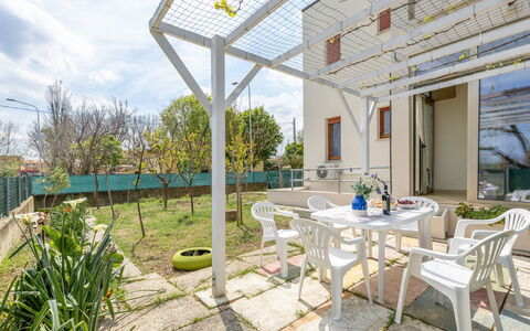 Casa di Lilia: Jardín, Porche, Yarda, Sombra, Patio Interior, Silla, Paisajismo, Planta De Casa, Mueble Para Exteriores, Estructura Al Aire Libre