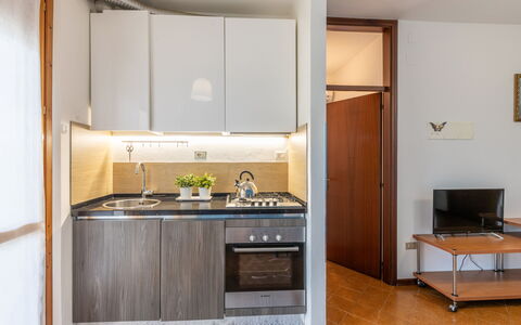 Casa di Lilia: Diseño De Interiores, Madera, Piso, Mueble, Aparato De Cocina, Habitación, Cocina, Electrodoméstico, Techo, Suelo