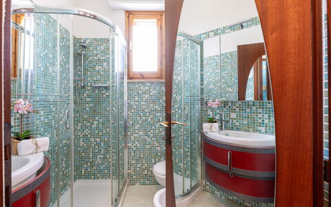 Casa di Lilia: Diseño De Interiores, Piso, Arreglo De Tubería, Suelo, Baño, Plomería, Grifo, Loseta, Techo, Lavabo
