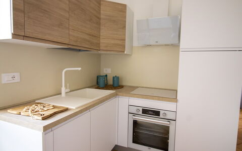 Sweet Dreams Home in Otranto: Cocina, Mostrador, Aparato De Cocina, Gabinetes, Diseño De Interiores, Madera, Electrodoméstico, Piso, Mueble, Fregadero