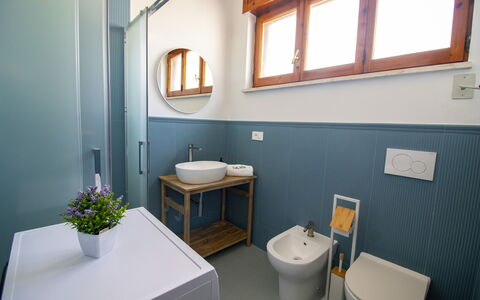 Sweet Dreams Home in Otranto: Piso, Madera, Suelo, Diseño De Interiores, Arreglo De Tubería, Lavabo Del Baño, Lavabo, Grifo, Baño, Encendiendo
