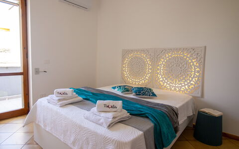 Sweet Dreams Home in Otranto: Diseño De Interiores, Mueble, Suelo, Piso, Madera, Habitación, Cama, Textil, Sábana, Lecho
