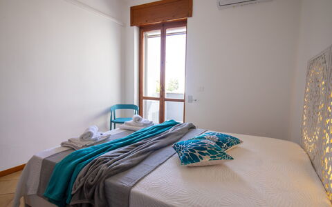 Sweet Dreams Home in Otranto: Diseño De Interiores, Mueble, Cama, Habitación, Suelo, Madera, Piso, Sábana, Lecho, Habitación