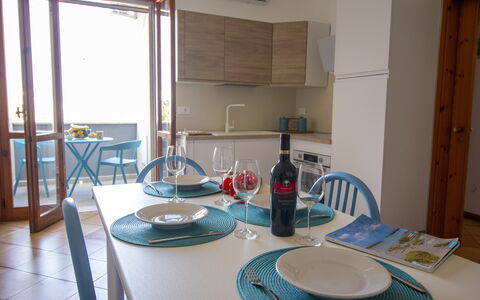 Sweet Dreams Home in Otranto: Mueble, Diseño De Interiores, Madera, Piso, Suelo, Mesa, Silla, Cocina Y Comedor Mesa, Habitación, Comedor