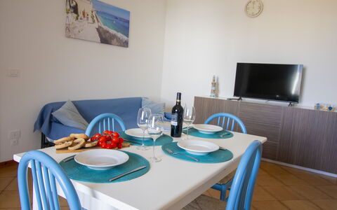 Sweet Dreams Home in Otranto: Mueble, Diseño De Interiores, Mesa, Suelo, Silla, Cocina Y Comedor Mesa, Manteles, Comedor, Utensilios Para Servir, Vajilla