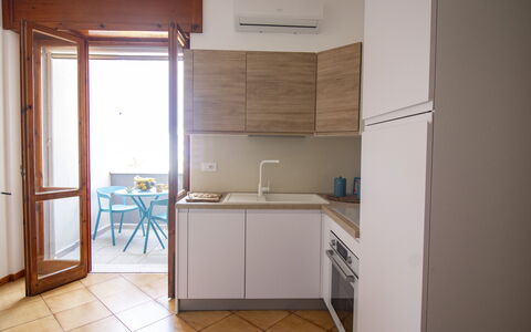 Sweet Dreams Home in Otranto: Cocina, Mueble, Aparato De Cocina, Diseño De Interiores, Piso, Electrodoméstico, Madera, Suelo, Mostrador, Gabinetes