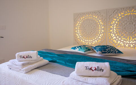 Sweet Dreams Home in Otranto: Mueble, Diseño De Interiores, Habitación, Cama, Suelo, Lecho, Textil, Sábana, Habitación, Piso