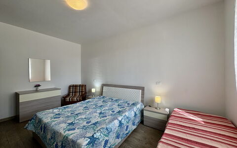 Villa Marzia: Mueble, Cama, Diseño De Interiores, Suelo, Habitación, Piso, Sábana, Madera, Lecho, Techo