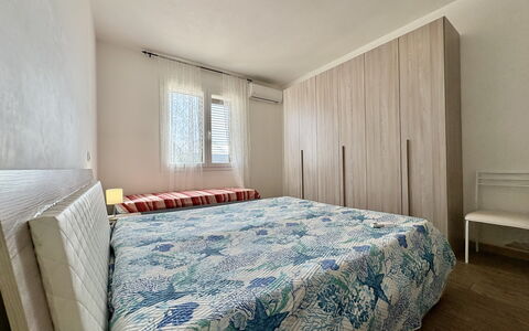Villa Marzia: Cama, Mueble, Diseño De Interiores, Habitación, Suelo, Piso, Pared, Lecho, Sábana, Madera