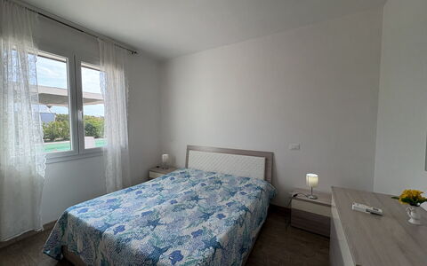 Villa Marzia: Habitación, Mueble, Cama, Sábana, Diseño De Interiores, Suelo, Lecho, Piso, Marco De La Cama, Linos
