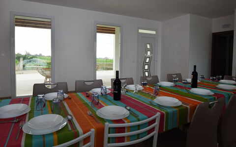 Villa Marzia: Mueble, Mesa, Silla, Madera, Diseño De Interiores, Piso, Cocina Y Comedor Mesa, Comedor, Encendiendo, Suelo