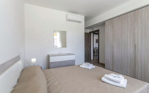 Villa Marzia: Diseño De Interiores, Piso, Suelo, Mueble, Madera, Habitación, Cama, Techo, Habitación, Departamento