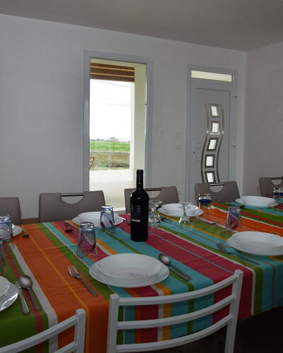 Villa Marzia: Mueble, Mesa, Silla, Madera, Diseño De Interiores, Piso, Cocina Y Comedor Mesa, Comedor, Encendiendo, Suelo