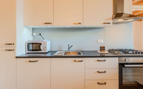 La Terza Casa: Cocina, Mostrador, Aparato De Cocina, Gabinetes, Electrodoméstico, Diseño De Interiores, Madera, Piso, Estufa De Cocina, Mueble