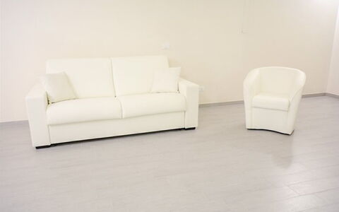 Villa Margherita: Mueble, Sofá, Piso, Diseño De Interiores, Suelo, Sala, Suelos De Madera, Departamento, Casa