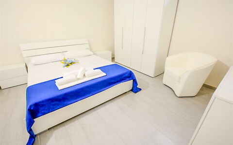 Villa Margherita: Piso, Suelo, Diseño De Interiores, Mueble, Habitación, Cama, Departamento, Habitación, Techo, Sábana