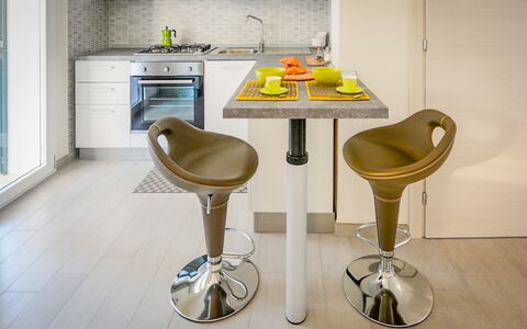 Villa Margherita: Mueble, Diseño De Interiores, Piso, Suelo, Madera, Silla, Cocina, Taburete De Bar, Mostrador, Casa