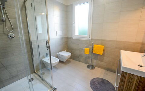 Villa Margherita: Piso, Suelo, Arreglo De Tubería, Diseño De Interiores, Baño, Baño, Plomería, Grifo, Loseta, Lavabo