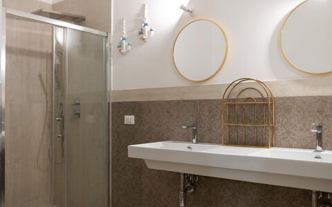 Villa Margherita: Pared, Arreglo De Tubería, Piso, Diseño De Interiores, Lavabo Del Baño, Baño, Lámpara, Suelo, Grifo, Encendiendo