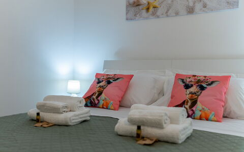 Villa Margherita: Diseño De Interiores, Mueble, Suelo, Habitación, Habitación, Linos, Amortiguar, Textil, Piso, Arrojar La Almohada