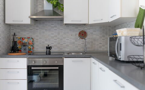 Villa Margherita: Cocina, Mostrador, Aparato De Cocina, Gabinetes, Diseño De Interiores, Electrodoméstico, Piso, Casa, Mueble, Lavabo