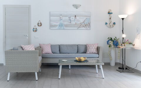 Villa Margherita: Mueble, Diseño De Interiores, Sofá, Piso, Suelo, Mesa, Sala, Habitación, Silla, Encendiendo