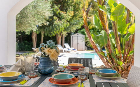 Villa Margherita: Mueble, Vajilla, Mesa, Silla, Utensilios Para Servir, Vajilla, Cocina Y Comedor Mesa, Diseño De Interiores, Plato, Comedor