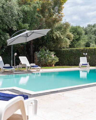 Villa Margherita: Piscina, Azul, Mueble Para Exteriores, Recurso, Sunlounger, Material Compuesto, Sombra, Silla, Thermae, Inmuebles