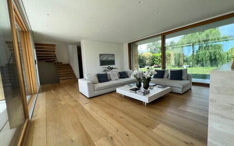 Villa Elena: Suelos De Madera, Piso, Diseño De Interiores, Suelo, Mueble, Madera, Sala, Suelo Laminado, Casa, Techo