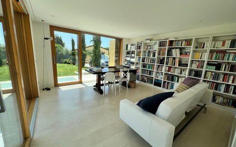 Villa Elena: Mueble, Diseño De Interiores, Piso, Suelo, Sofá, Madera, Librero, Sala, Habitación, Estantería