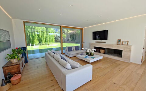 Villa Elena: Piso, Madera, Diseño De Interiores, Suelo, Sofá, Mueble, Sala, Techo, Suelos De Madera