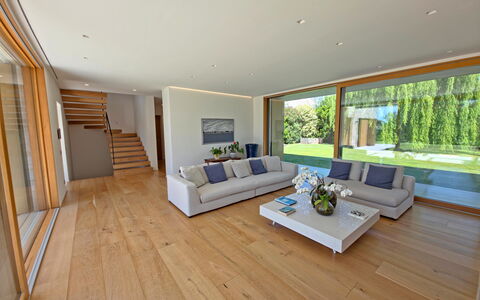 Villa Elena: Diseño De Interiores, Piso, Suelo, Mueble, Madera, Sofá, Suelos De Madera, Sala, Techo, Casa