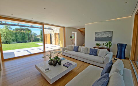 Villa Elena: Diseño De Interiores, Piso, Suelo, Mueble, Sofá, Madera, Sala, Casa, Techo, Suelos De Madera