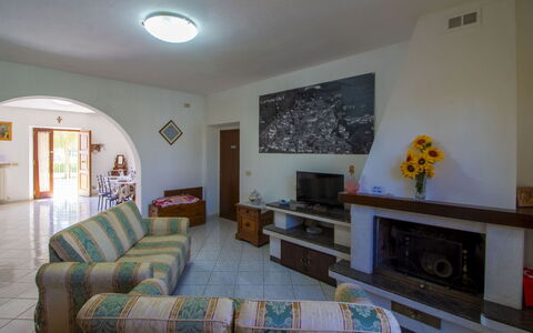 Gli Ulivi: Piso, Mueble, Suelo, Diseño De Interiores, Techo, Habitación, Sala, Sofá, Silla