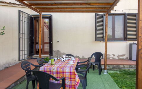 Gli Ulivi: Madera, Suelo, Piso, Mueble, Puerta, Manchas De Madera, Sombra, Porche, Patio Interior, Estructura Al Aire Libre