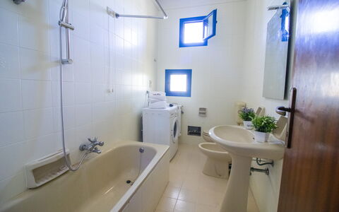 Elena'S House in Otranto: Baño, Arreglo De Tubería, Piso, Suelo, Lavabo Del Baño, Lavabo, Grifo, Plomería, Diseño De Interiores, Baño