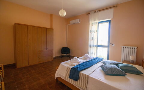 Elena'S House in Otranto: Mueble, Suelo, Piso, Diseño De Interiores, Habitación, Cama, Madera, Sábana, Techo, Habitación